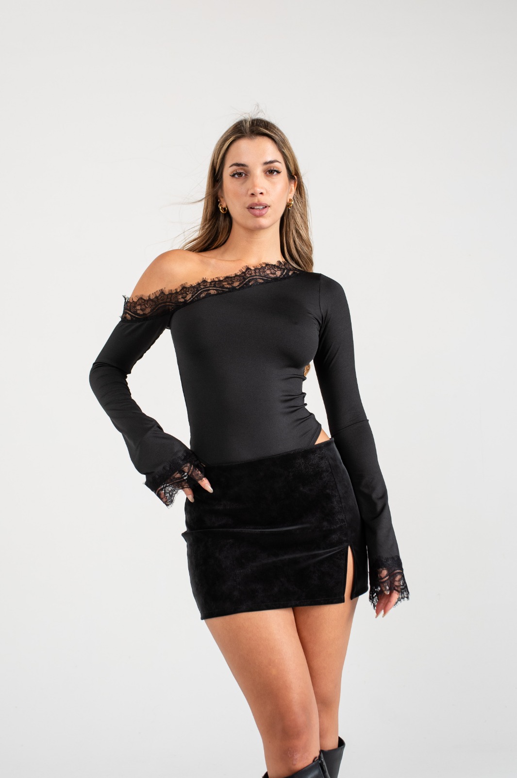 [03143] Body Bote Irregular con Puntilla en Escote y Manga Microfibra